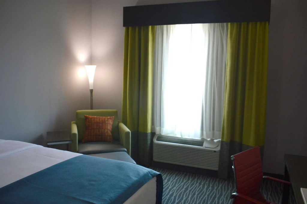 Del-Mar Airport Inn & Suites