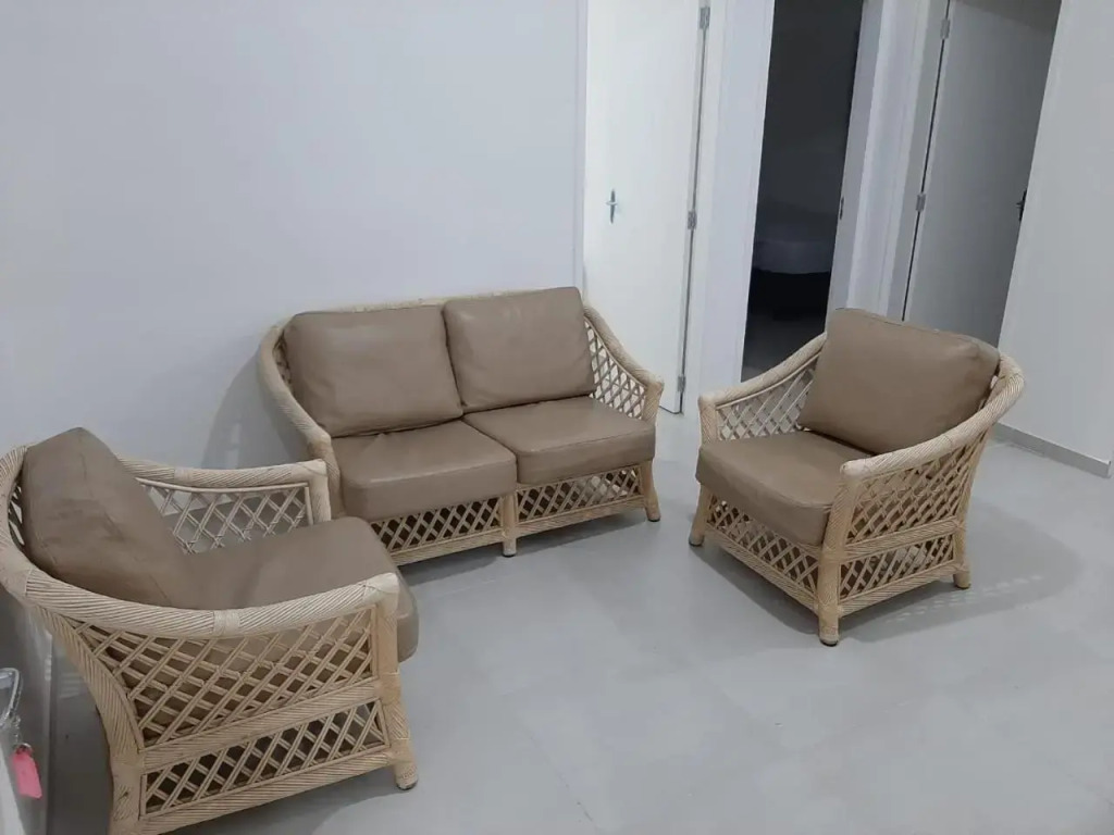 Apto 2 dorm, a 250m praia do Indaia, aceitamos PET