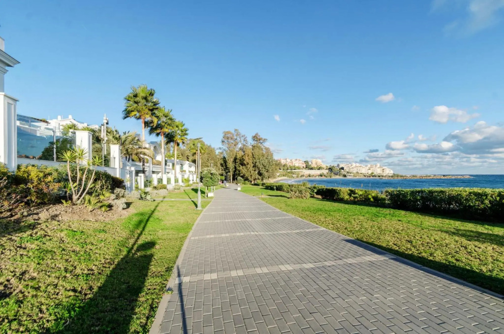 Luxury Apartment Frontal To The Sea In Estepona Doncella Beach