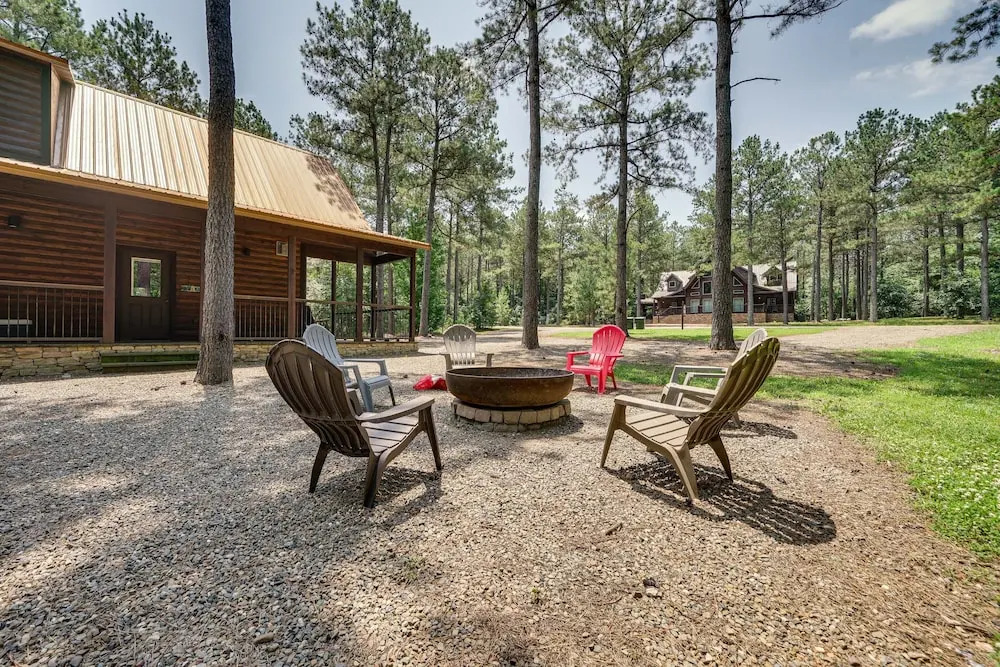 Hot Tub & Fire Pit at Broken Bow Cabin!