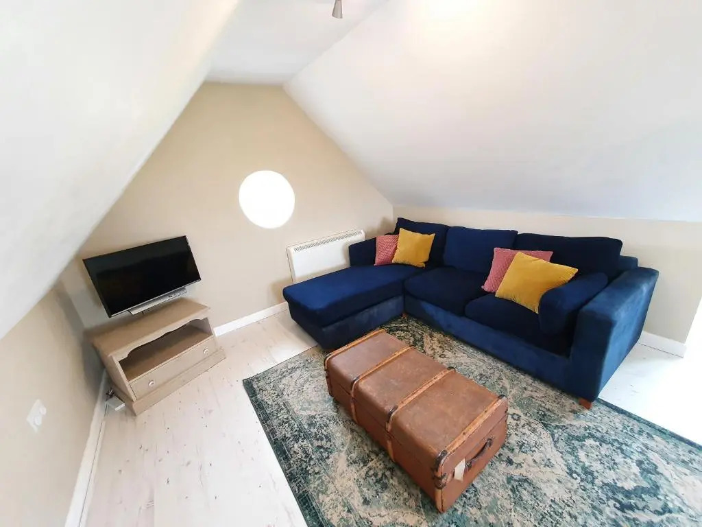 Beautiful 2 bedroom guest house with private pool in Lacock, Wiltshire
