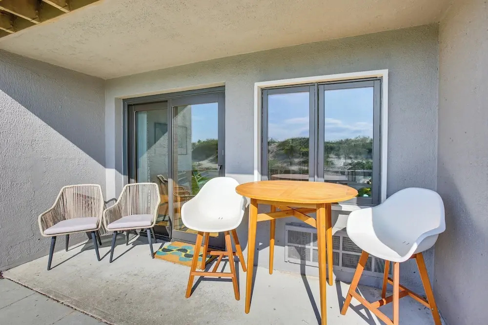 Glen Arbor Riverfront Retreat: Steps to Beach!
