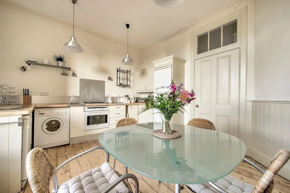 Lovely 2Br Home Next To The Castle