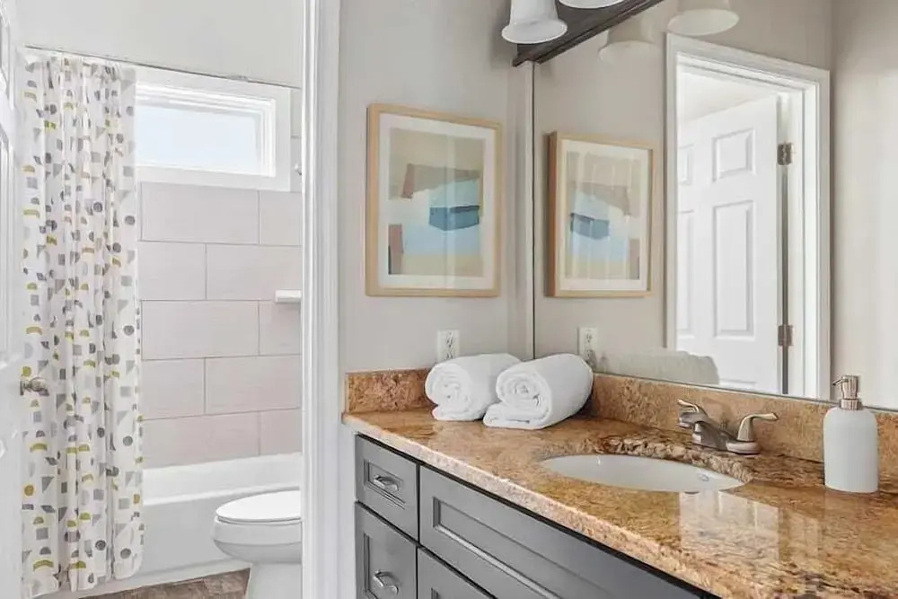 7bdr w/ Private Pool, Hot Tub, Fire Pit, Walk to Beach Tidal Wave by Avantstay
