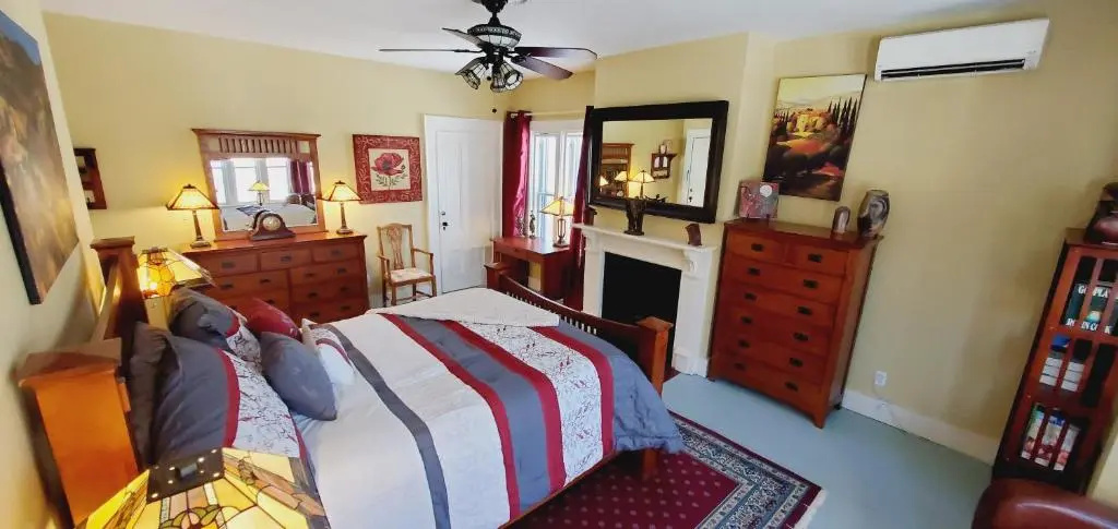 The Lark & Loon Inn