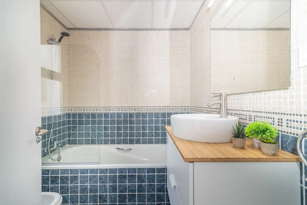 VACATION MARBELLA I Sunny Camelia Villa Heated pool, Recently Renovated, Best Residential Neighborhood in Benalmadena, Short walk to the beach, Cinema Room
