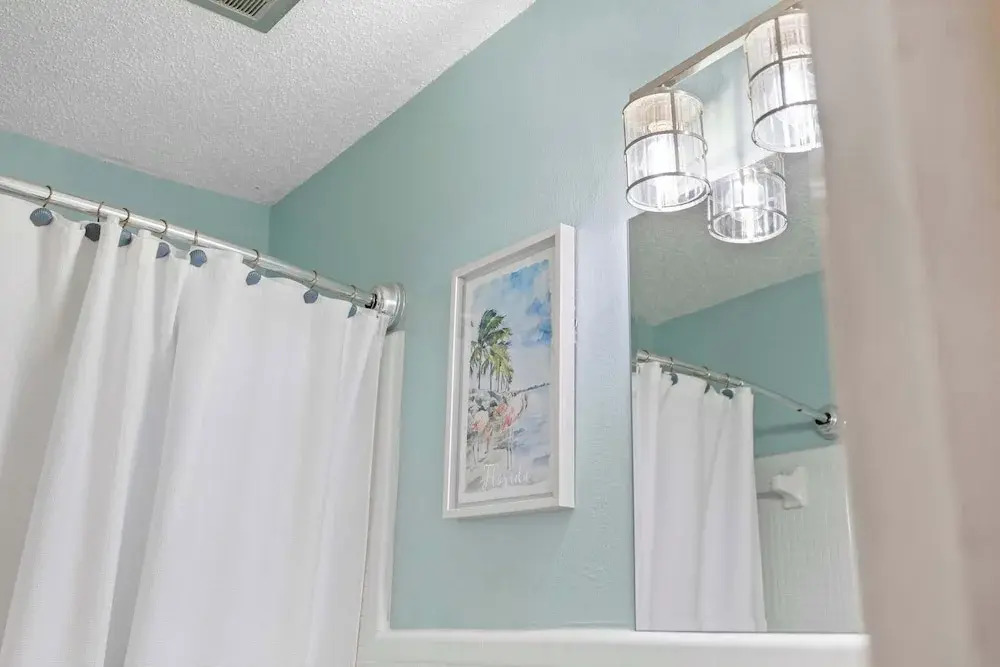 The Diplomat- 2 Bed Condo-3 Minute Walk to Beach!