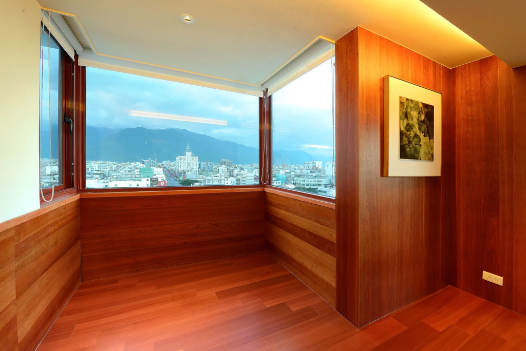 Shiny Ocean Hotel