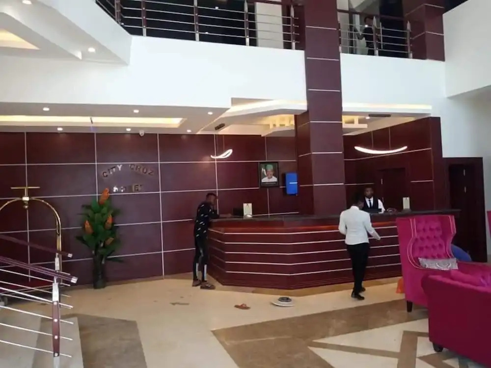 City Cruz Hotel
