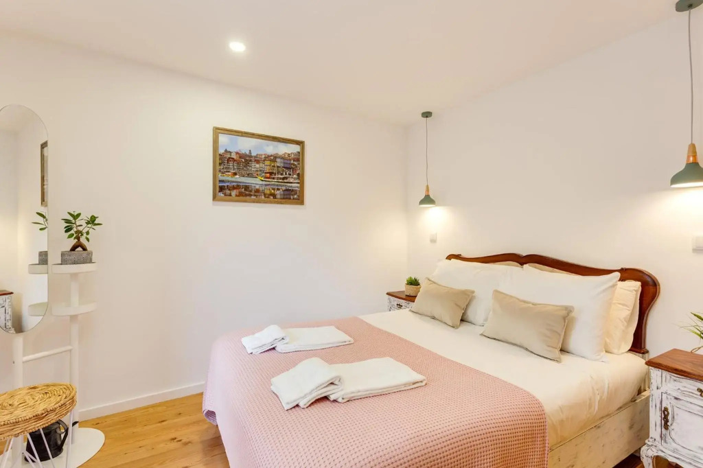 Riverside 2 Bedroom Apartment by DA'HOME