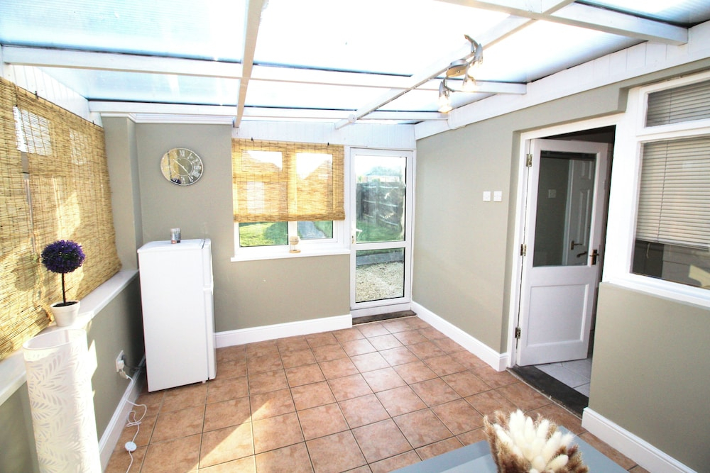 Large Bungalow - 3 Beds 2 Baths - Very Large Enclosed Garden - Dogs Stay Free