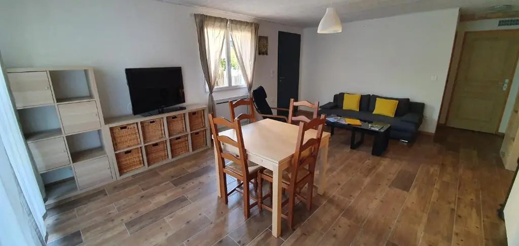 Logement, rez-de-jardin d’une maison, orée du bois
