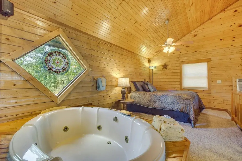 Studio w/ Mtn Views, 1 Mi to Thorncrown Chapel!