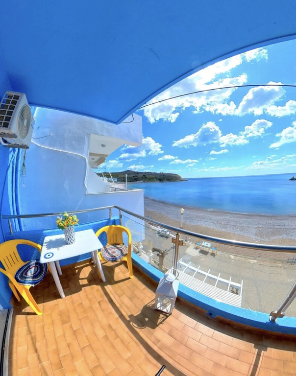 Blue House Beach Apartment - Sleeps 4 & Balcony