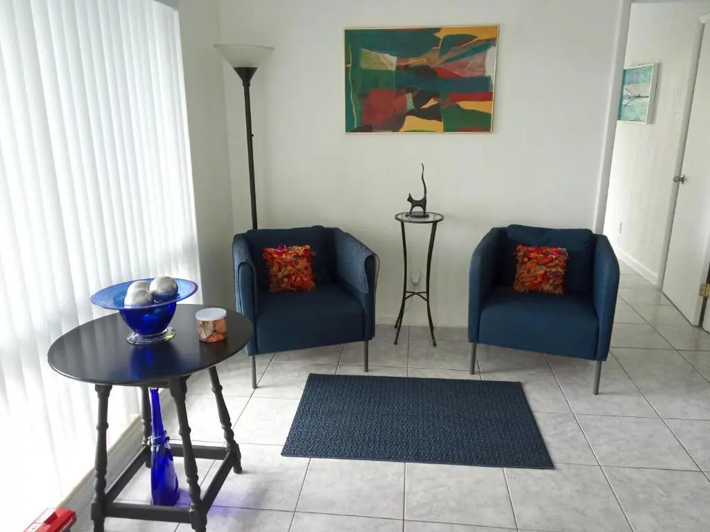 Private designer 8 room art getaway 2 Br-2Ba Full Kitchen Barbecue Patio 2min to beach