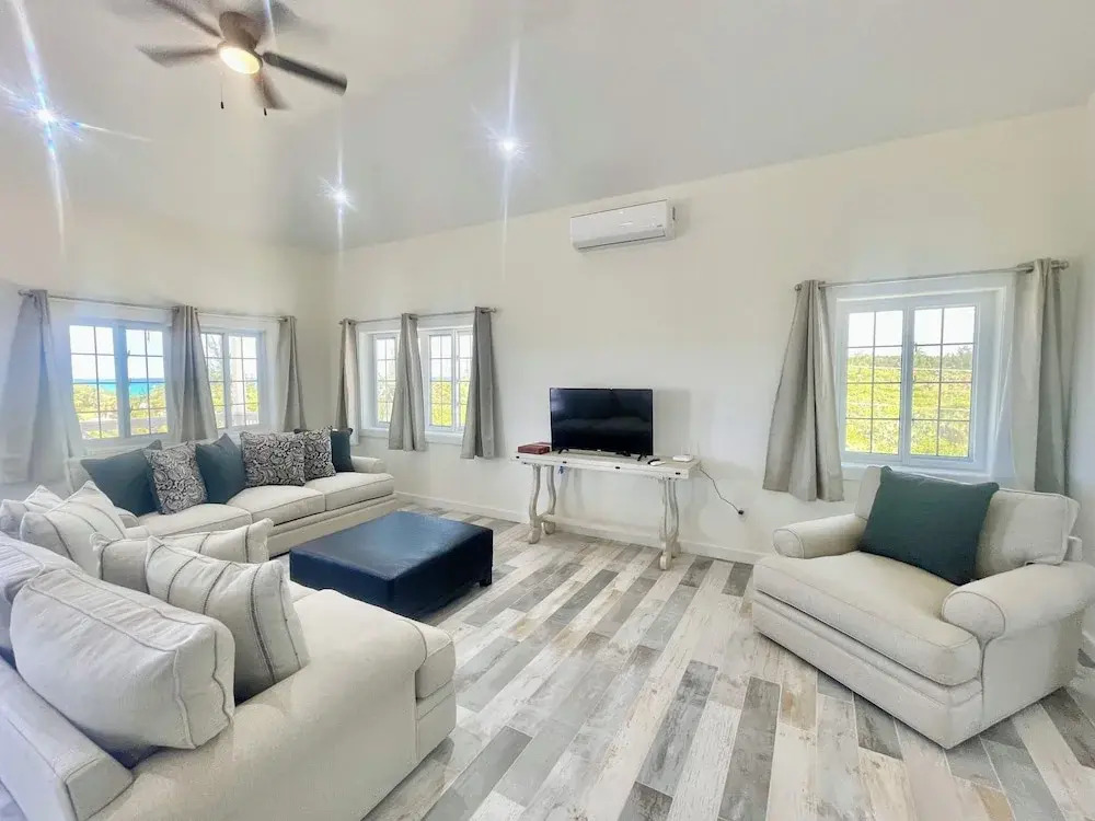 Palms Paradise: Romantic Beach House