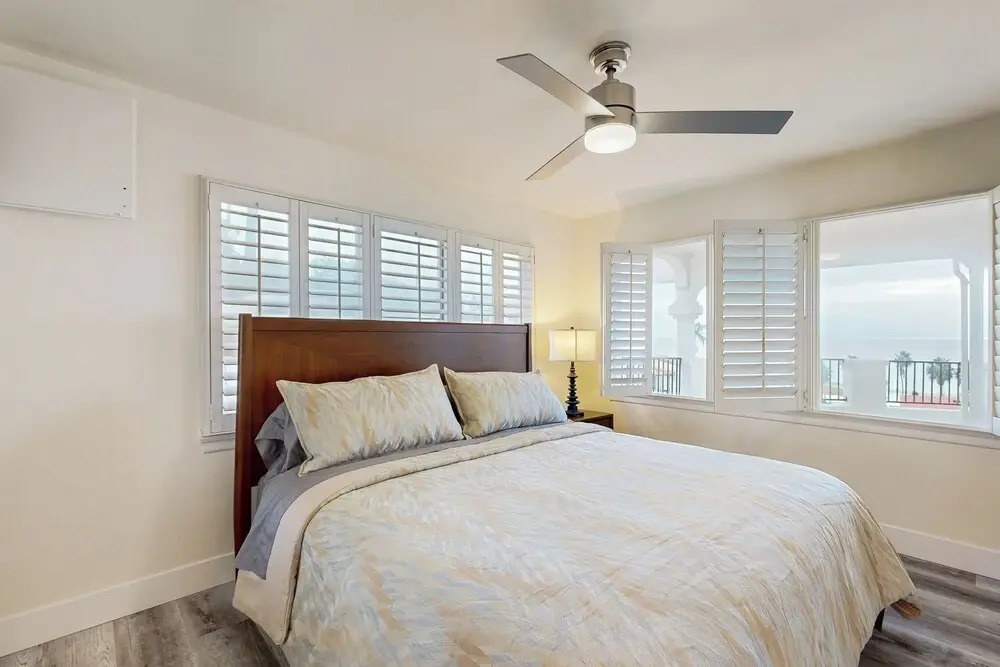 1BR Ocean-view Apt - Walk to Beach, Shops & Pier