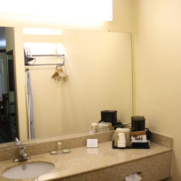 Super 8 by Wyndham San Marcos