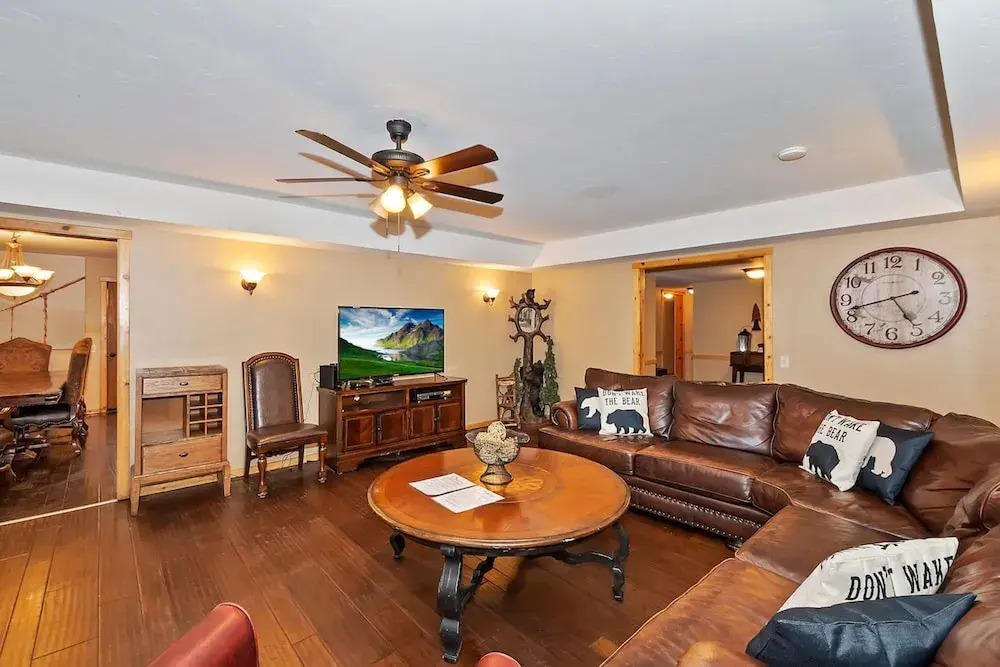 Big 10 Luxury Cabin with HotTub