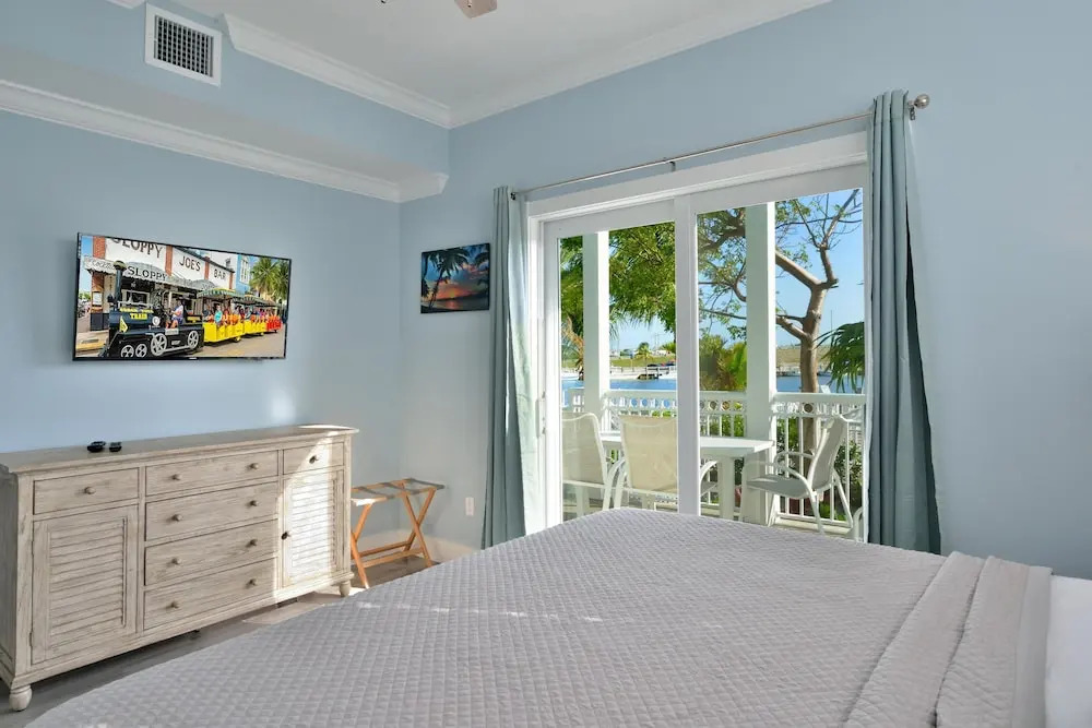Bayview South 801 Eisenhower Dr. #6