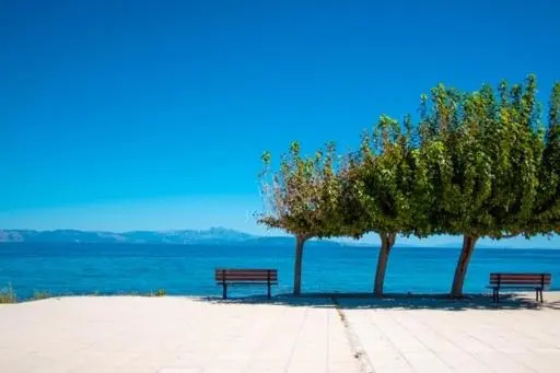 Lavish & Spacious APT with Stunning Seaview, 10 Min ATH Airport