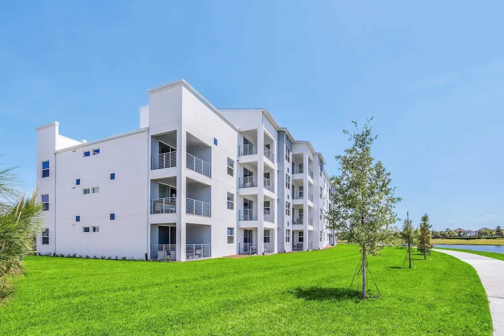 Posh and Spacious 3BD Condo With Patio, Pond View and Close to Disney! #3sl108
