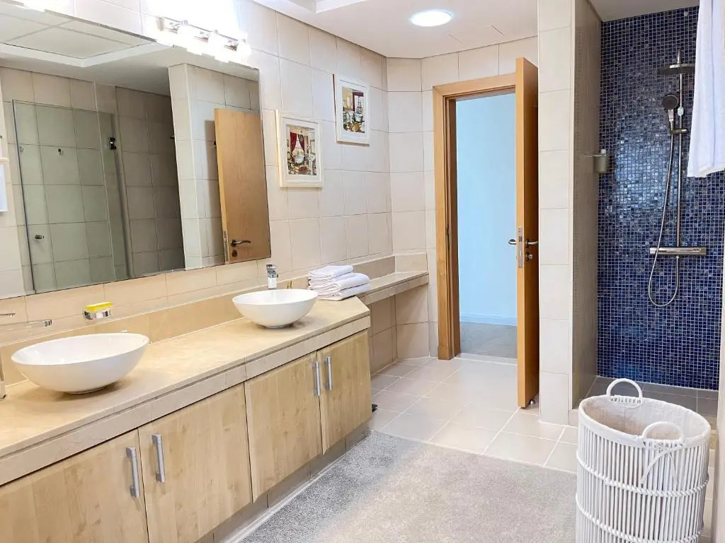 Luxury, Spacious, Beachfront, 3BD Apartment with private beach access!