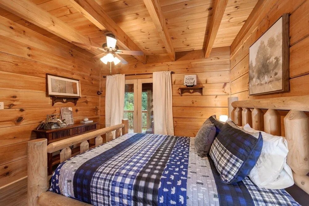 Pappy's Peak 2 Bedroom Cabin by RedAwning