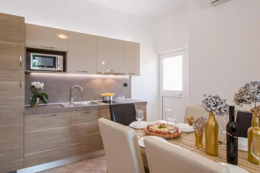 Apartments Ivica 1706