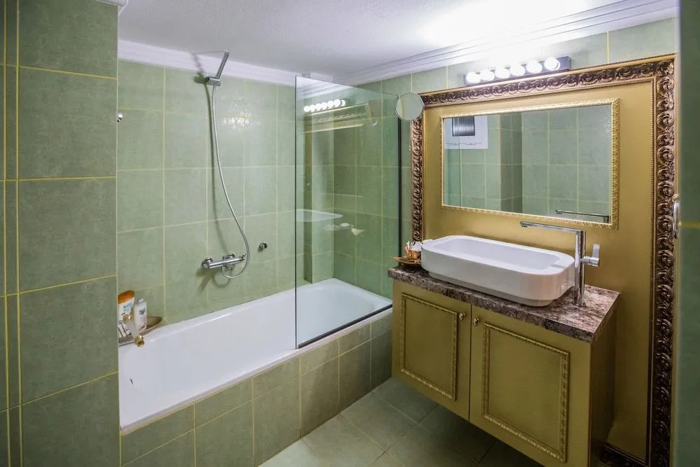 LUXURY SUITES - parking , central suites