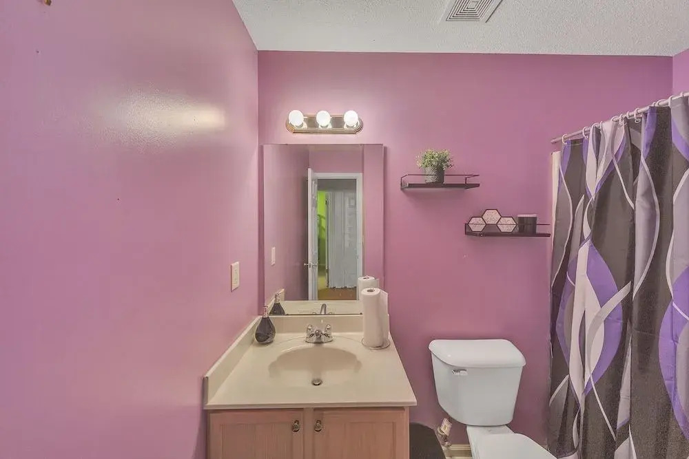 Charming Comfortable Memphis Getaway 3 Bedroom Home by Redawning