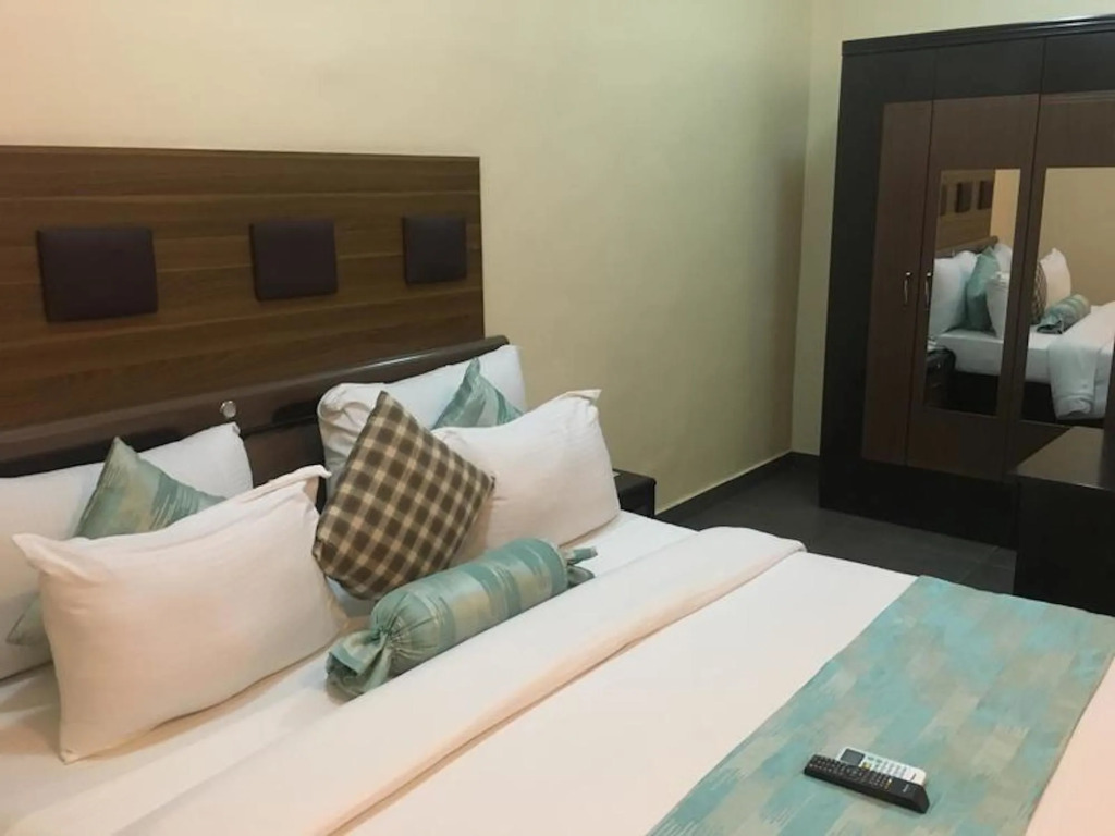 Cynergy Suites Royale