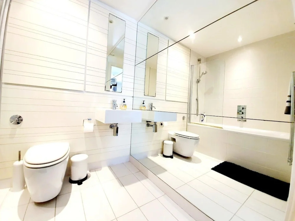 Airy 2 Bed 2 Bathroom With Balcony