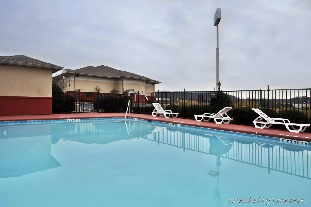 Red Roof Inn & Suites Calhoun