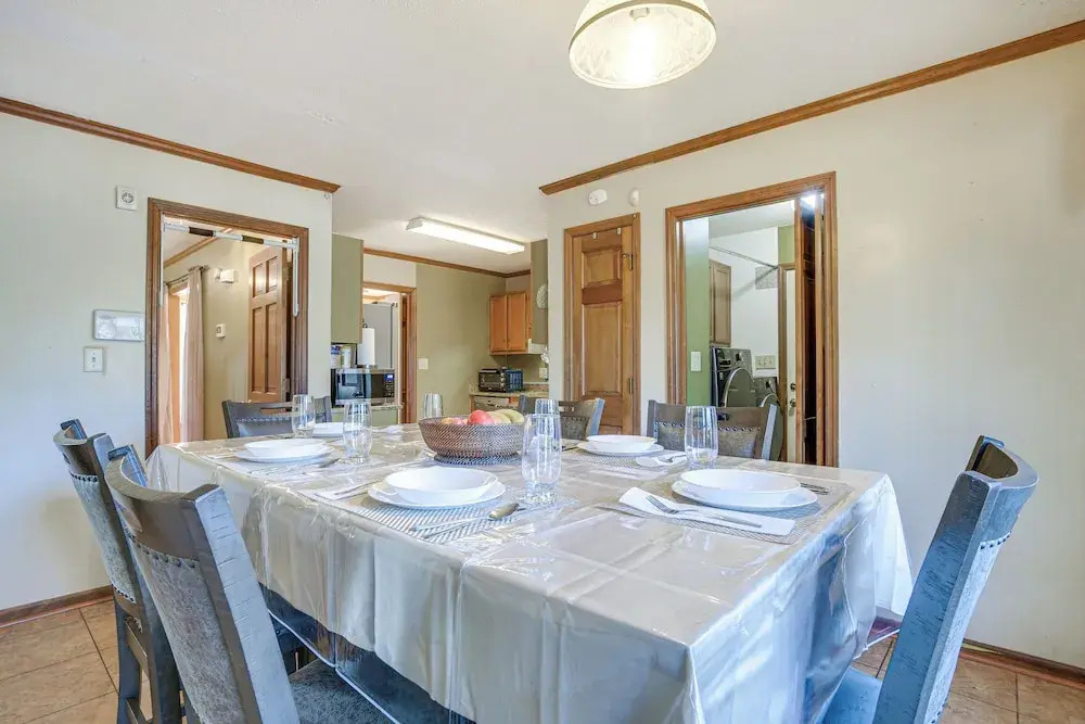 Lovely Fayetteville Home: Deck & Fireplace!