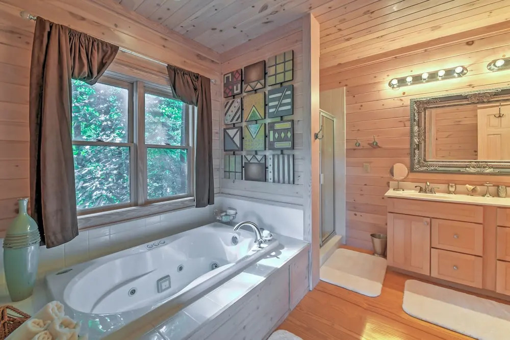 Dream Catcher: Luxe Cabin w/ Large Deck + Mtn View