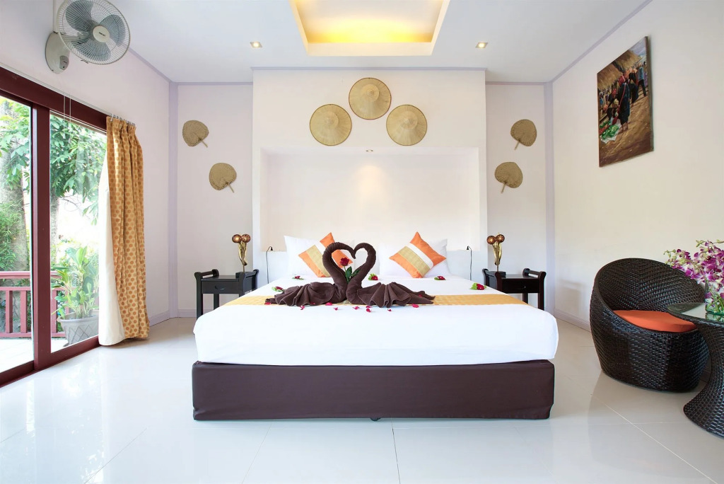 The Cosy Maenam Beach Resort