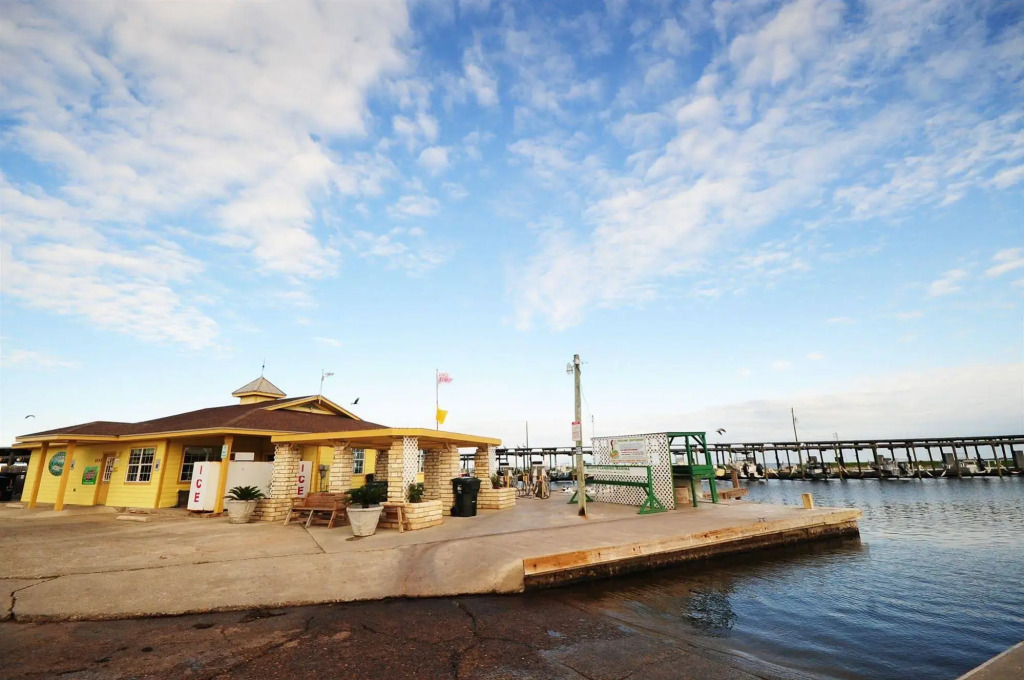 Bluffs Landing Lodge