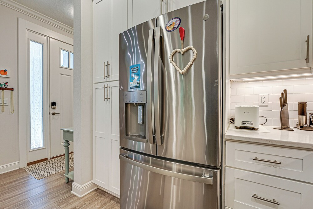 Airy Coastal Casa on Park: 6 Mi to Honeymoon Isle!