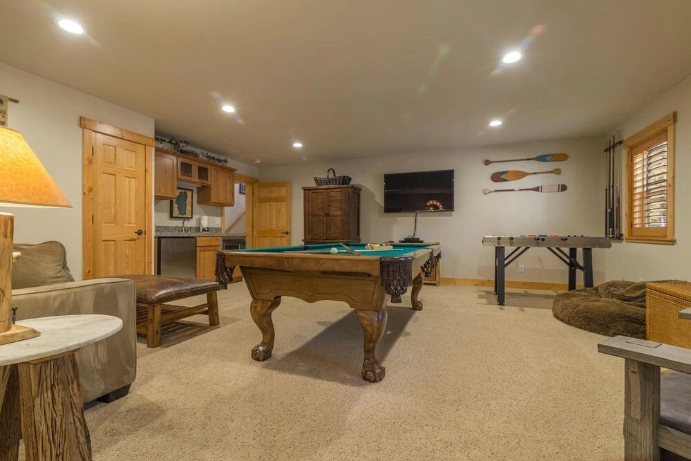 Spacious Mountain Modern Home Sleeps 12 in KB!