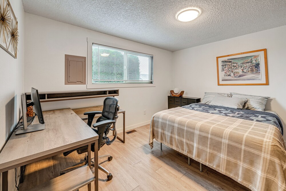 Near Mcnary Dam! Pet-friendly Condo on Golf Course