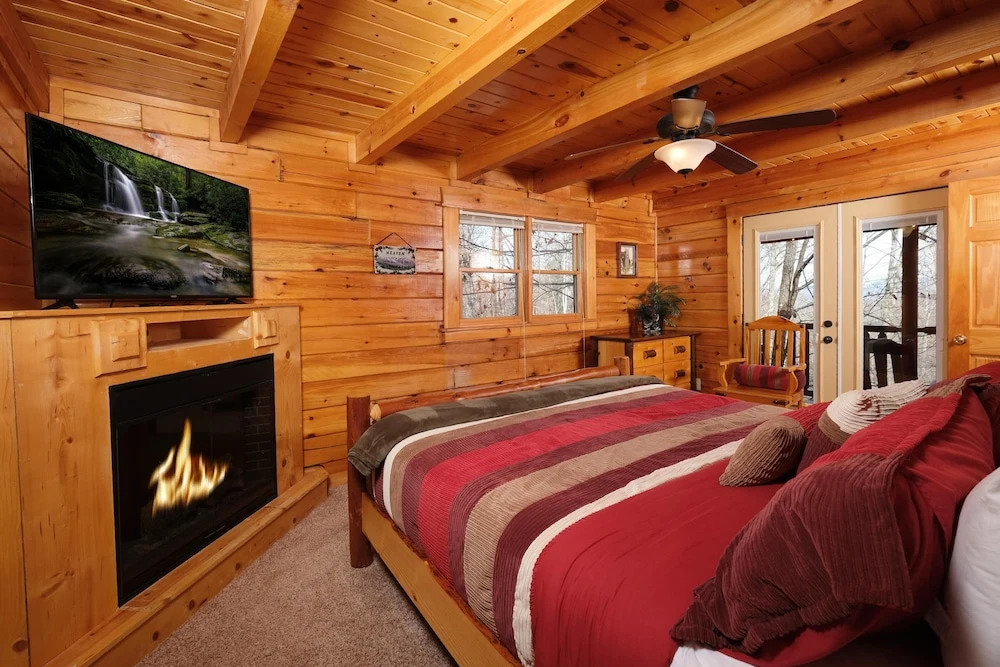 Smoky Treehouse Lodge #614