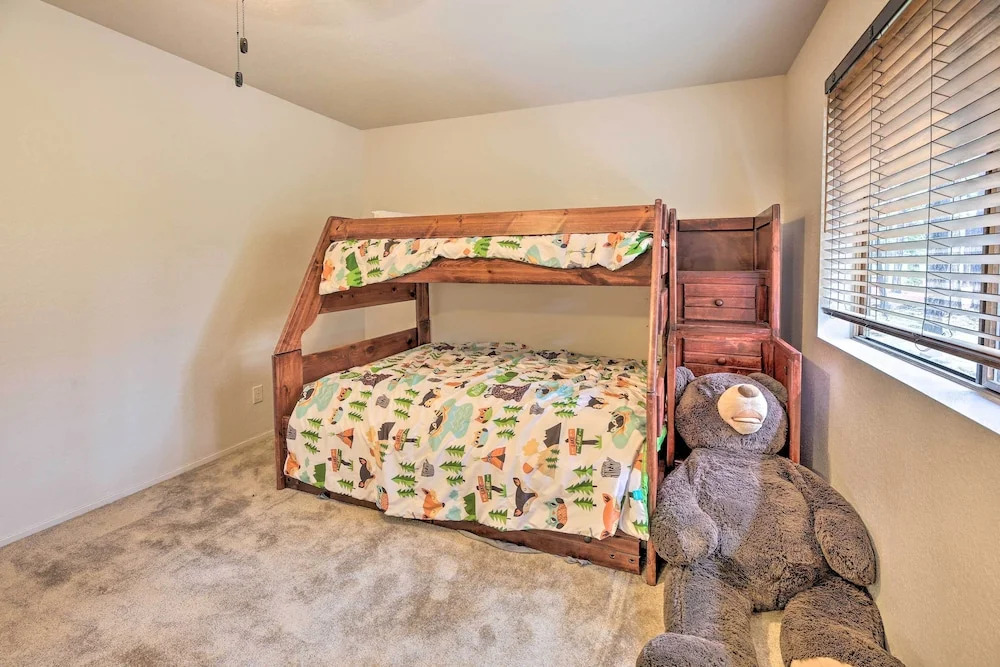 Wooded Yard, Gas Grill: Lush Pinetop Retreat