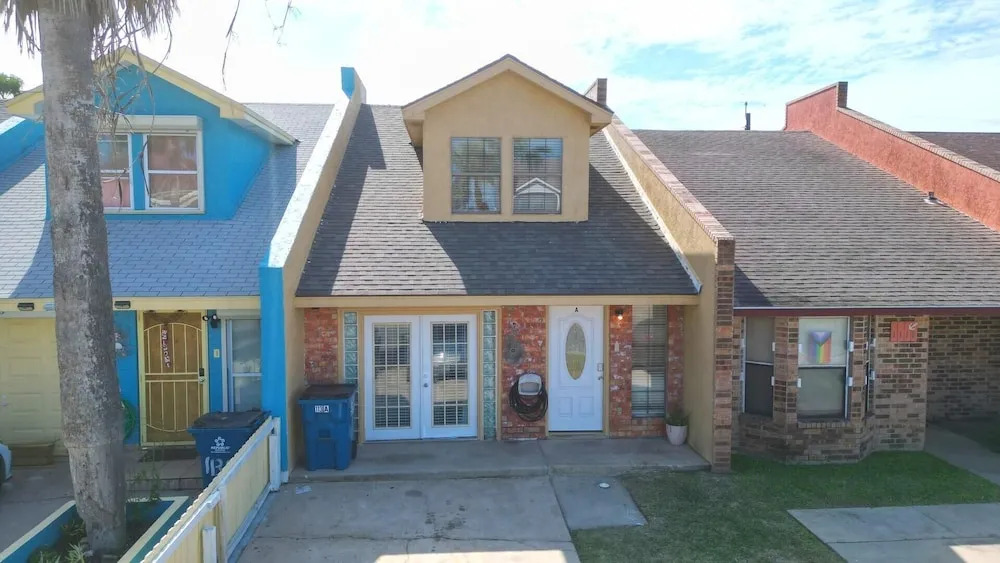 Private Townhome w/ private pool 1 block to beach 3 Bedroom Home by RedAwning