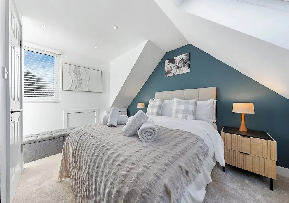 Spacious 4BR Home in Brentford, Free Parking