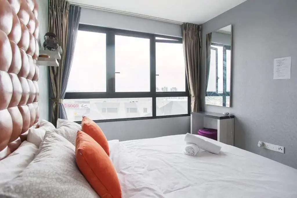 iCity 1Bedroom Apt Near Mall FREE PARKING & WIFI