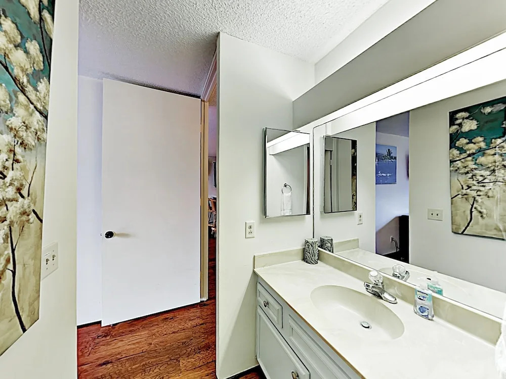 New Listing! Oceanfront W/ Resort Amenities 2 Bedroom Condo