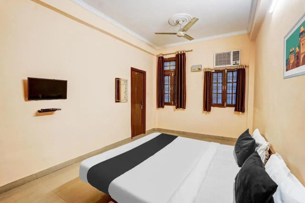 OYO 255 Flagship Jankipuram University Campus