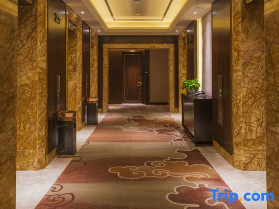 LUXURY BLUE HORIZON Grand Hotel (Xining High-Speed Railway Station)