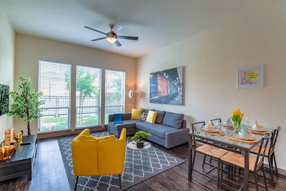 Beautiful & Modern Memorial Home - Near Everything